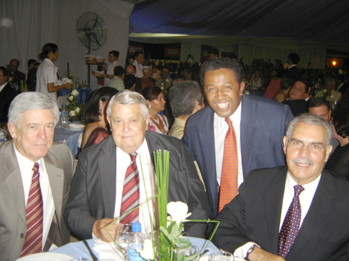 Milton Flvio recebe homenagem de Lenis Paulista<a style='float:right;color:#ccc' href='https://www3.al.sp.gov.br/repositorio/noticia/03-2008/M FLAVIO HOMENAGEM POL B.jpg' target=_blank><i class='bi bi-zoom-in'></i> Clique para ver a imagem </a>